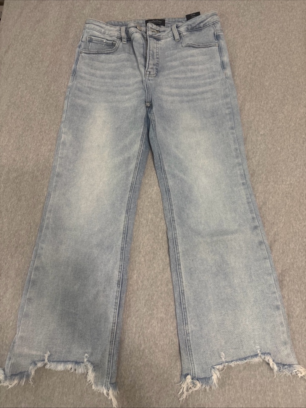 Light Blue Wide-Leg Women’s Jeans with Raw Hem 11/30